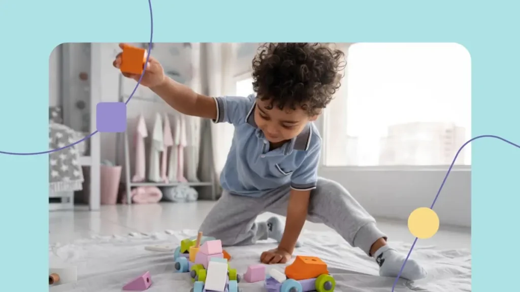Menino com protagonismo infantil, brincando no chão com brinquedos de plástico
