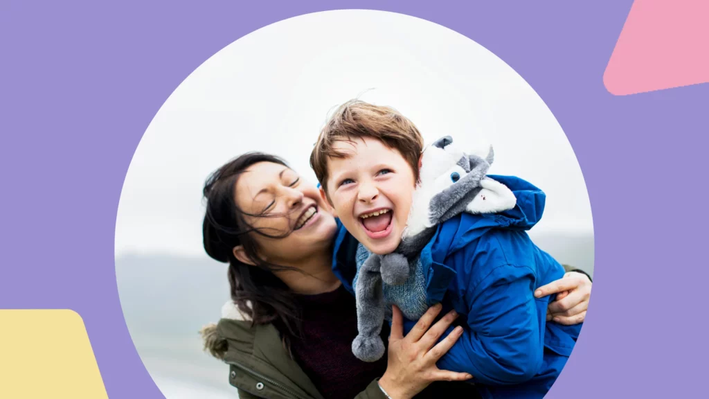 mãe e filho sorrindo com roupas de frio