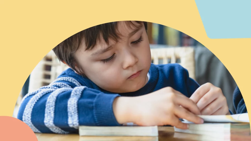 menino folheando um livro de cabeça baixa