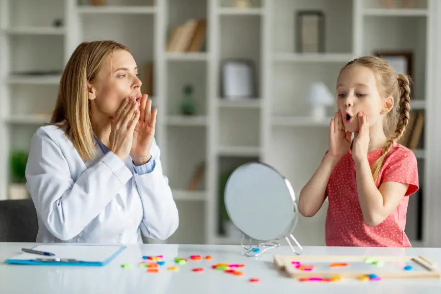 Fono tratando transtorno motores da fala de uma menina. No caso, Apraxia da fala (AFI)