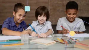 Crianças em projeto de autismo na escola.