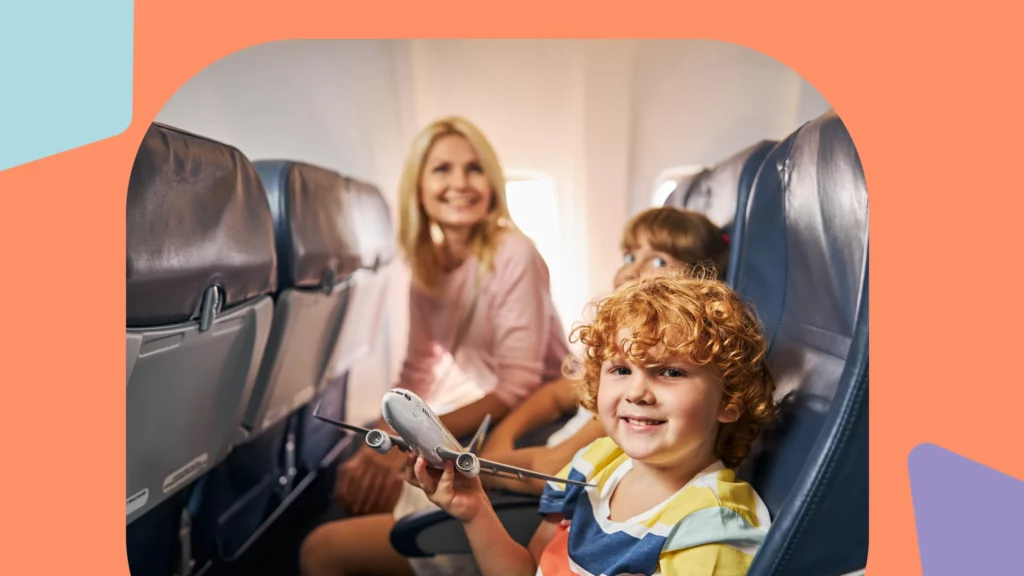 mãe e filho sentados em poltronas de um avião