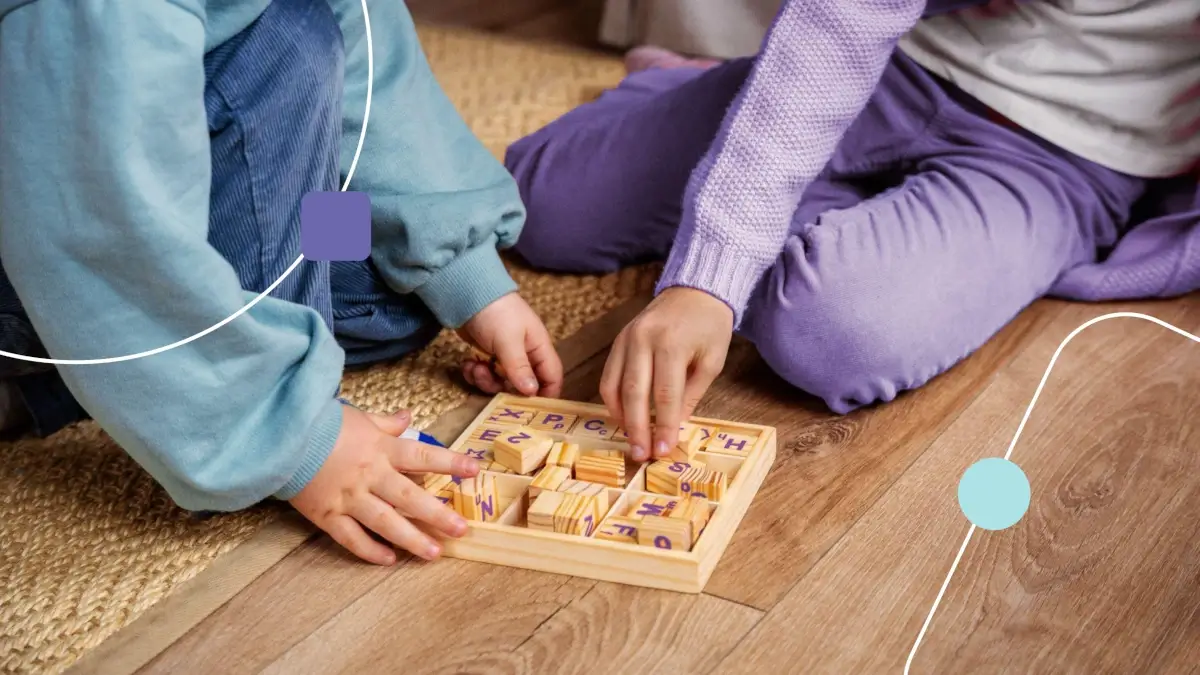 Crianças brincando com jogos lúdicos em uma sala de estar. Elas estão sentadas no chão e abrem uma caixa com blocos de madeira.