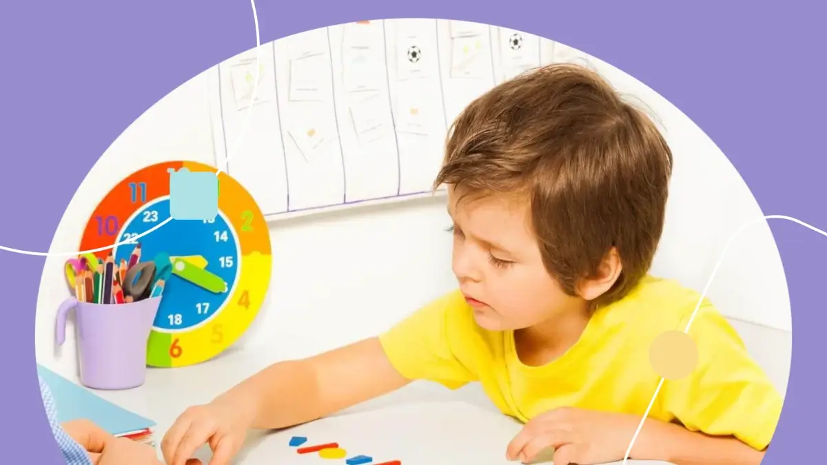 uma criança de camiseta amarela aparece sentada em uma mesa tentando resolver um determinado jogo colorido proposto por uma mulher. ABA é só para autismo?