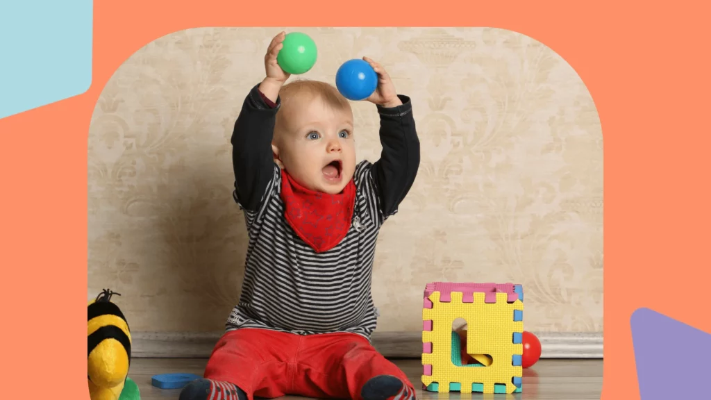 bebê sentado no chão brincando com bolinhas coloridas