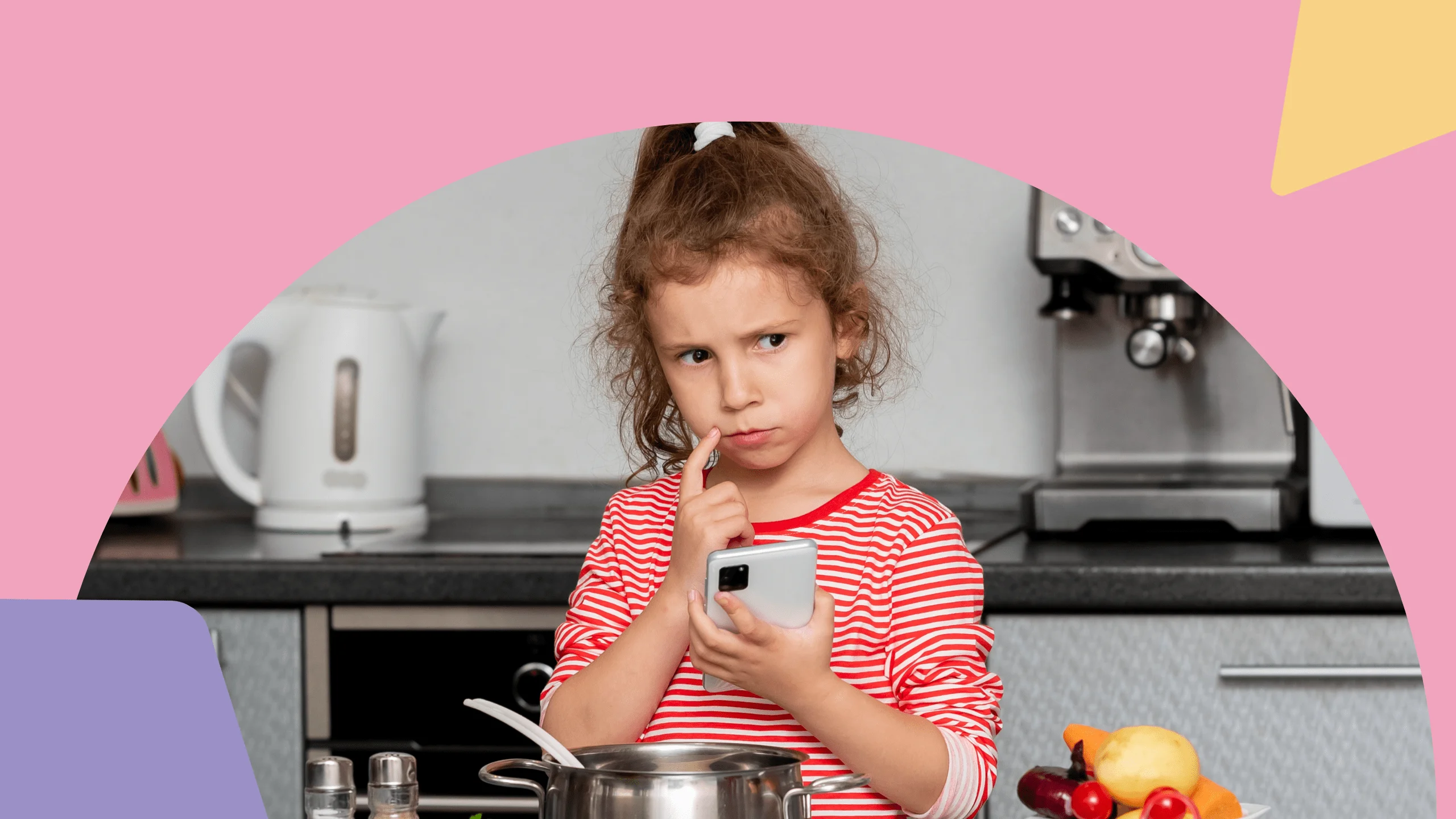 menina com celular na mão enquanto cozinha