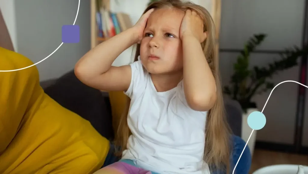 Menina puxa seus cabelos em frente sua mãe. Ela está com comportamentos de autolesão
