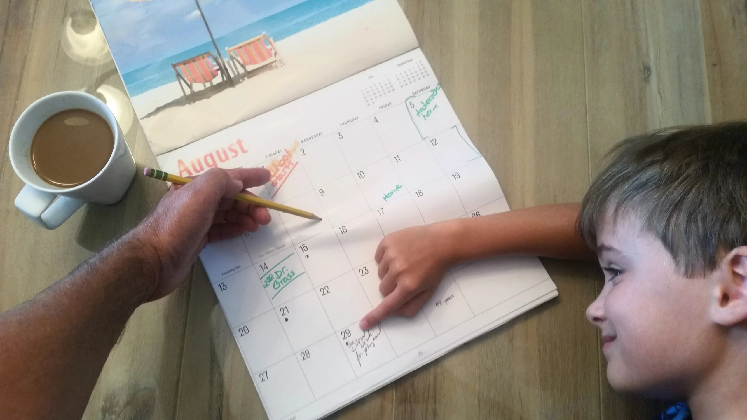 rigidez cognitiva: menino escrevendo em um calendário 