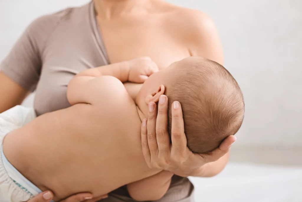 mulher amamentando um bebê 