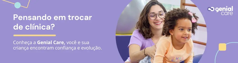 Terapeuta em clínica de autismo. Ela está com menina autista.