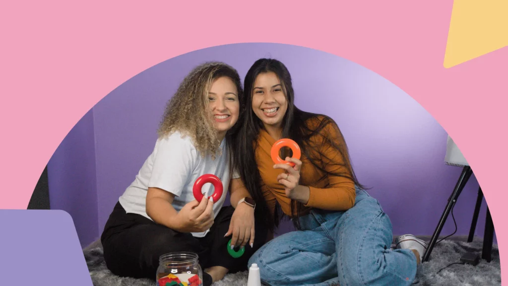 clínicas tradicionais: duas mulheres sentadas segurando círculos coloridos