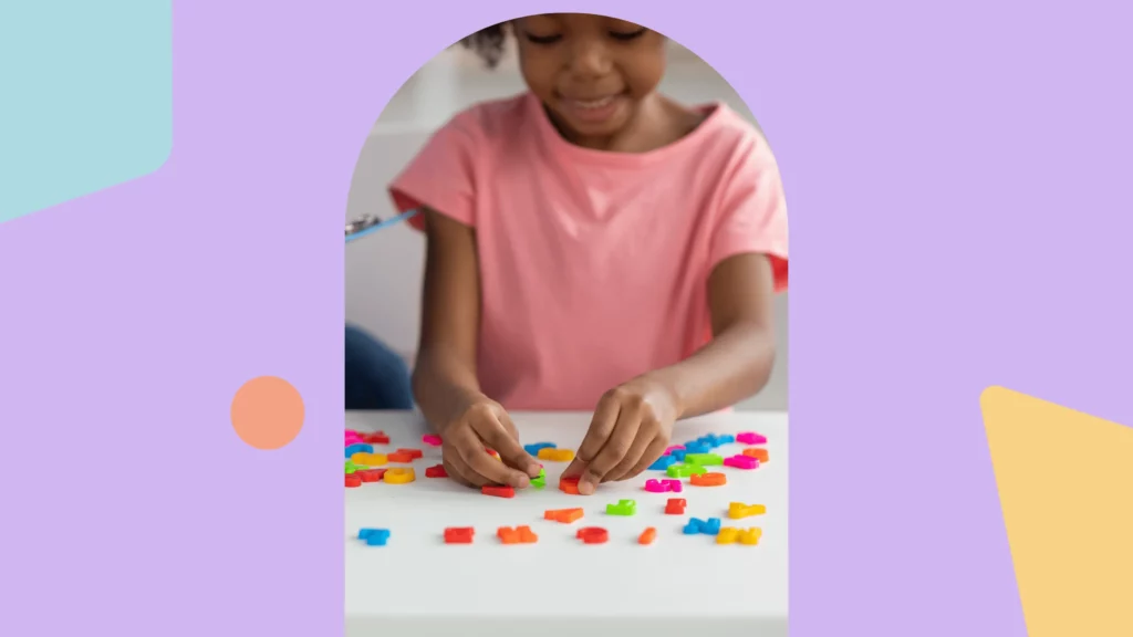 menina juntando peças coloridos em uma mesa