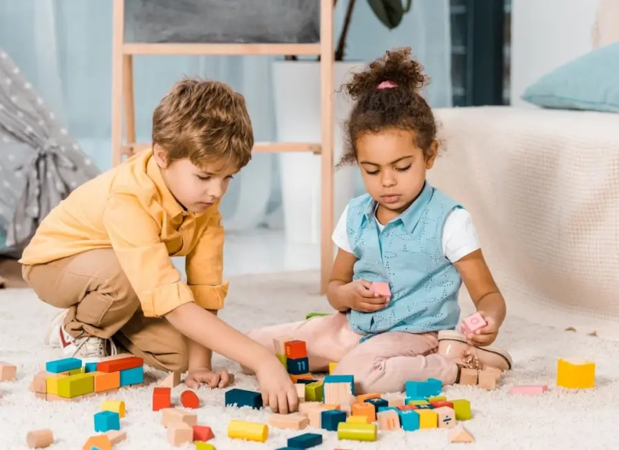 Terapia comprovando a motivação da criança em brincar com blocos de montar