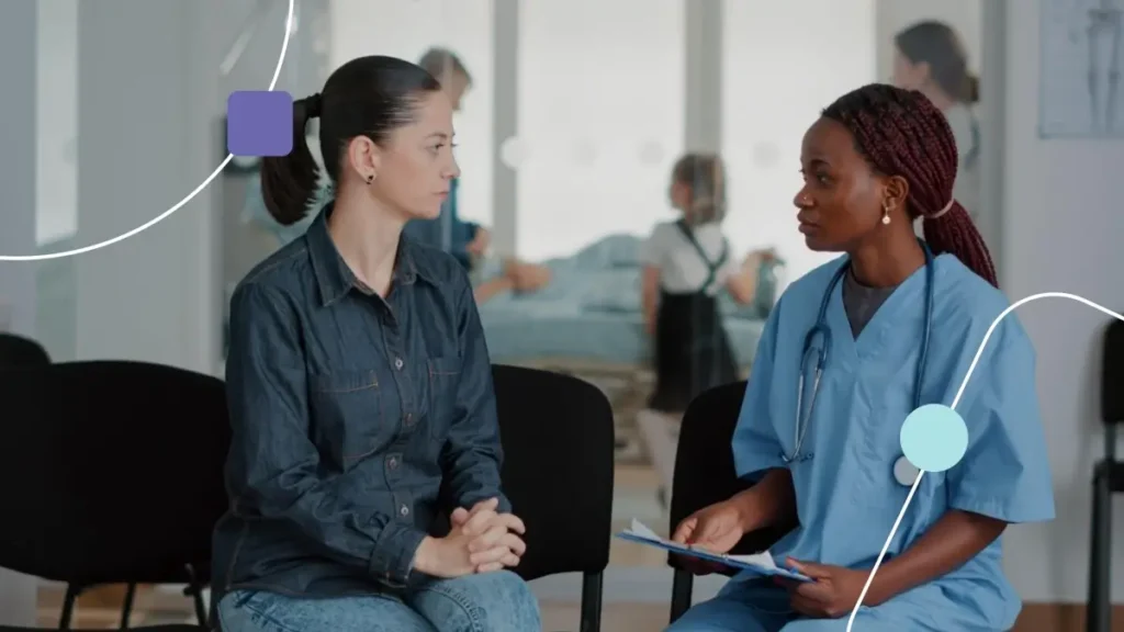 plano de saúde: mulher tirando dúvidas com doutora em hospital.