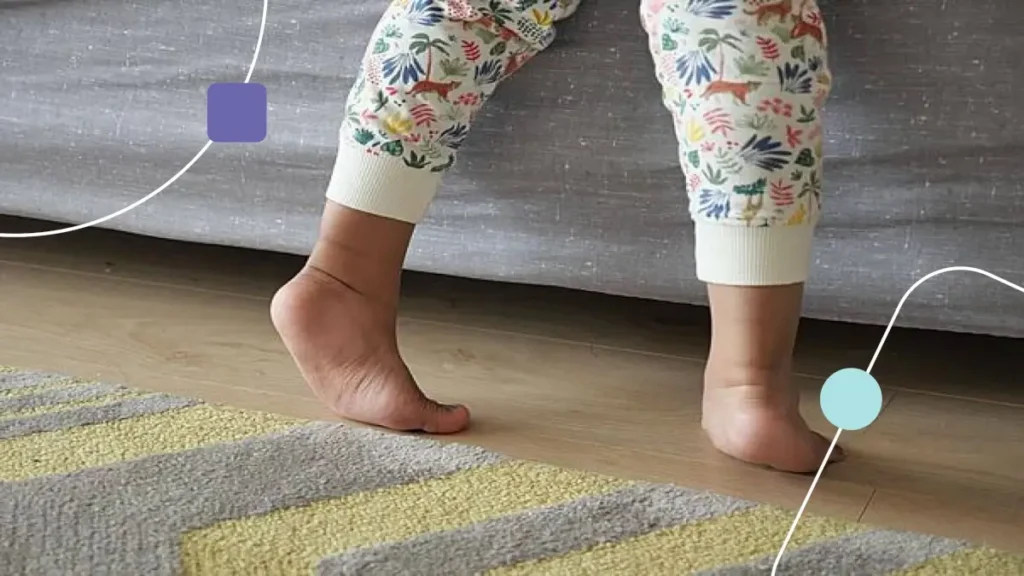 Pés de um criança mostrando que ela está aprendendo a andar na ponta dos pés