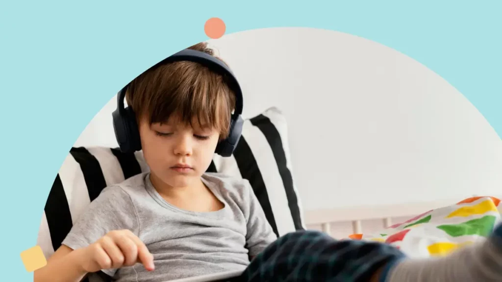 contato visual no autismo: menino com fone de ouvido tipo Headset