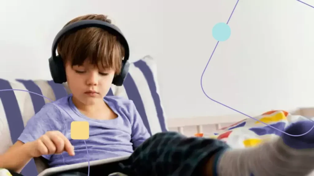 contato visual no autismo: menino com fone de ouvido tipo Headset