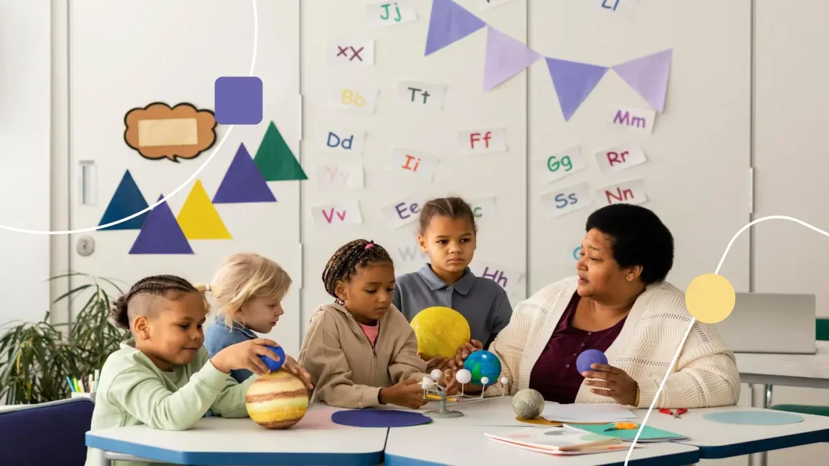 Professora capacitada para conceitos de autismo e educação. Ela mostra planetas feitos de isopor para crianças em sala de aula