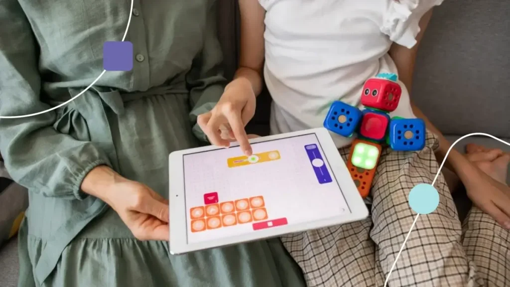 Intervenção precoce: adulto segura tablet e criança aperta na tela