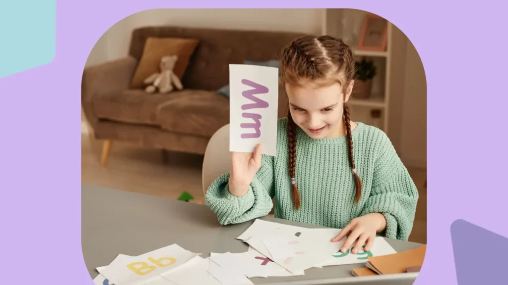 CAA: menina autista com papel contendo letras alfabéticas.
