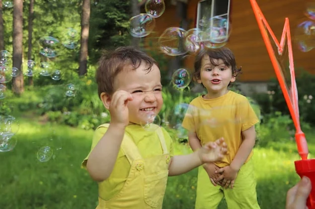 Meninos se divertindo com bolhas de sabão