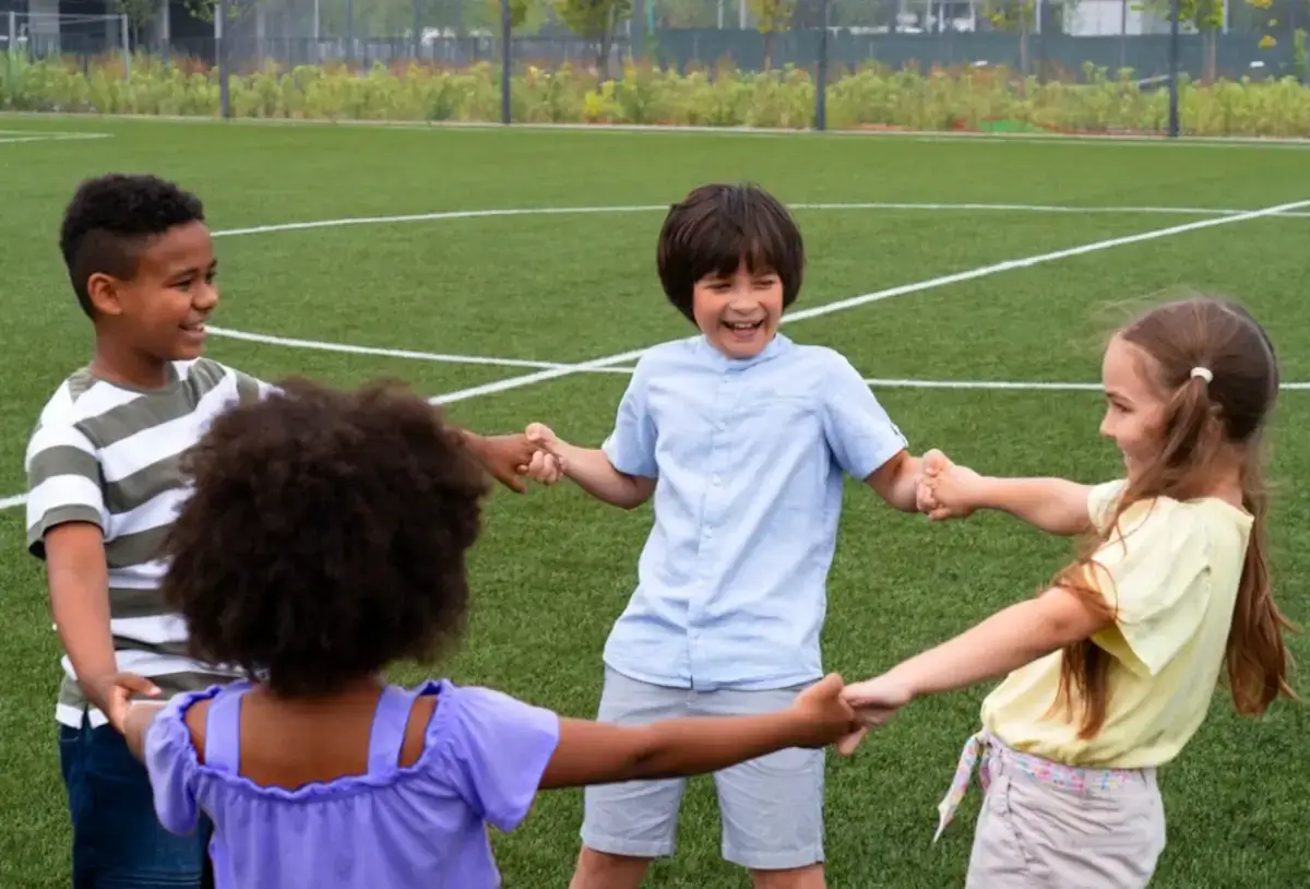 Crianças brincando de ciranda.  Prática esportiva comum onde as pessoas giram segurando umas as mãos das outras.