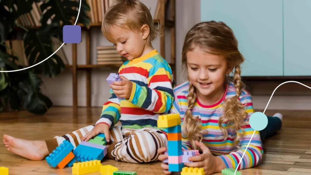 Irmãos de pessoas com TEA brincando felizes.