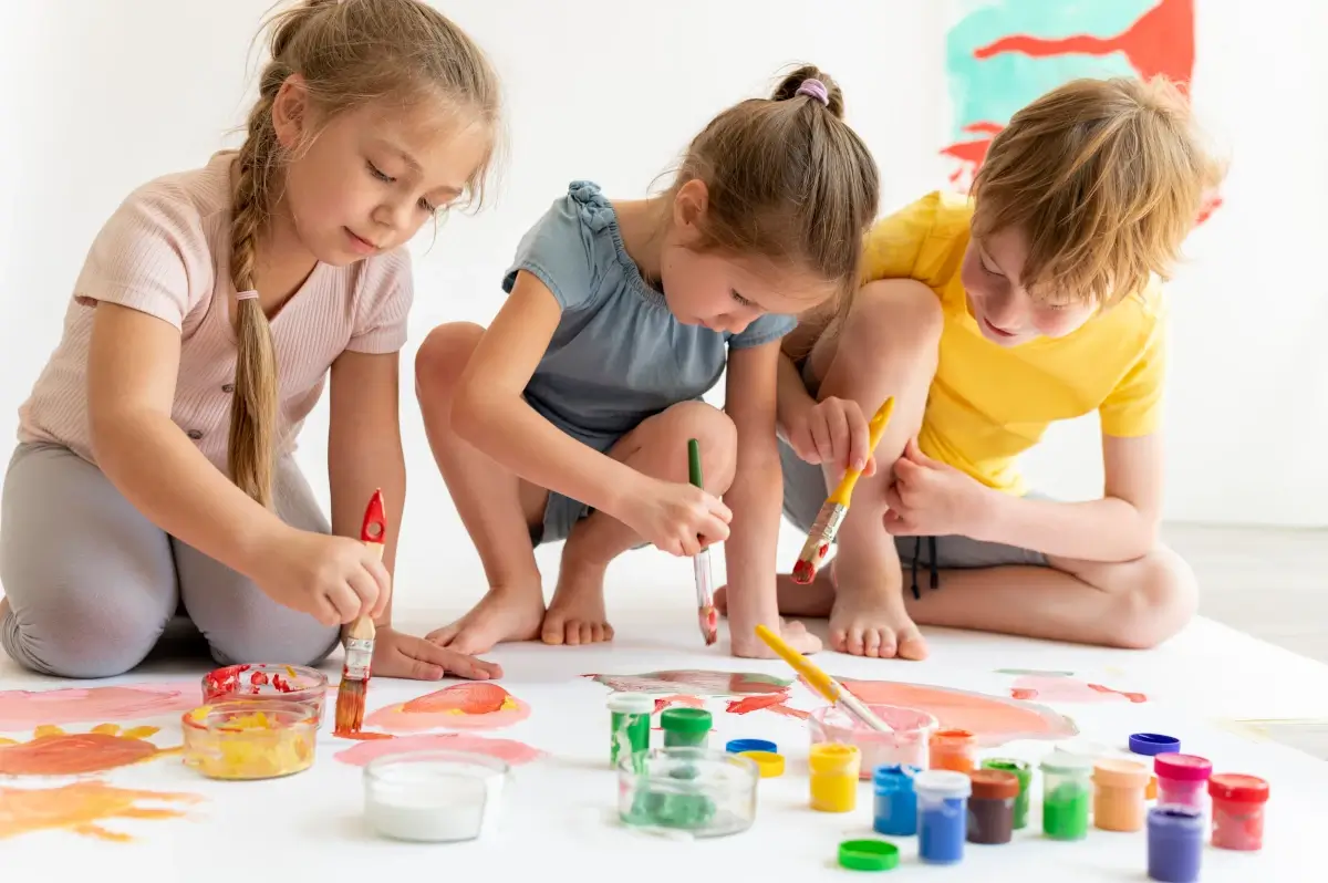 Crianças pintando um quadro