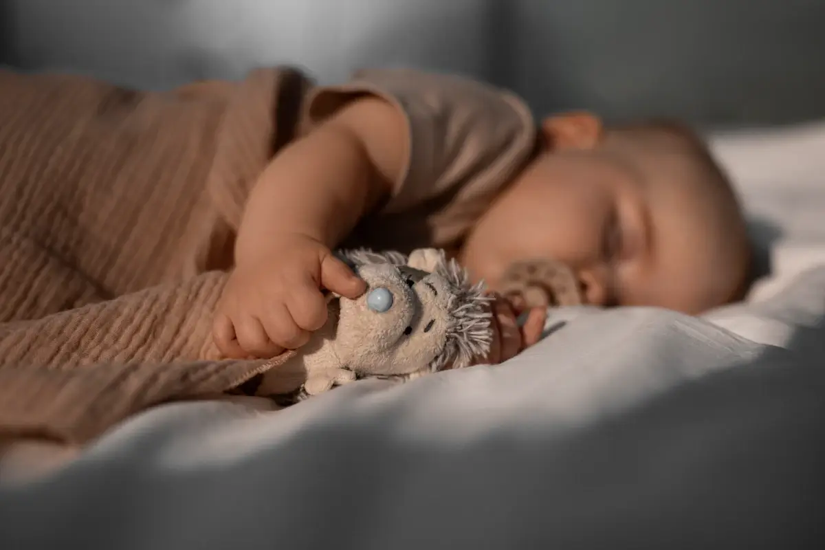 Bebê autista dormindo tranquilamente após práticas de higiene do sono.