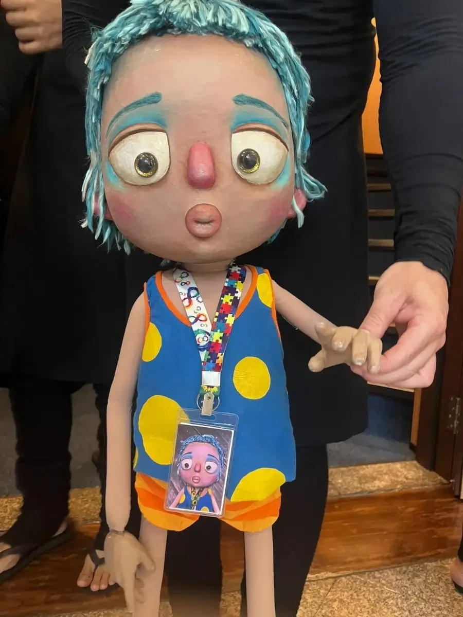 Boneco utilizado na peça infantil de teatro 'Azul'