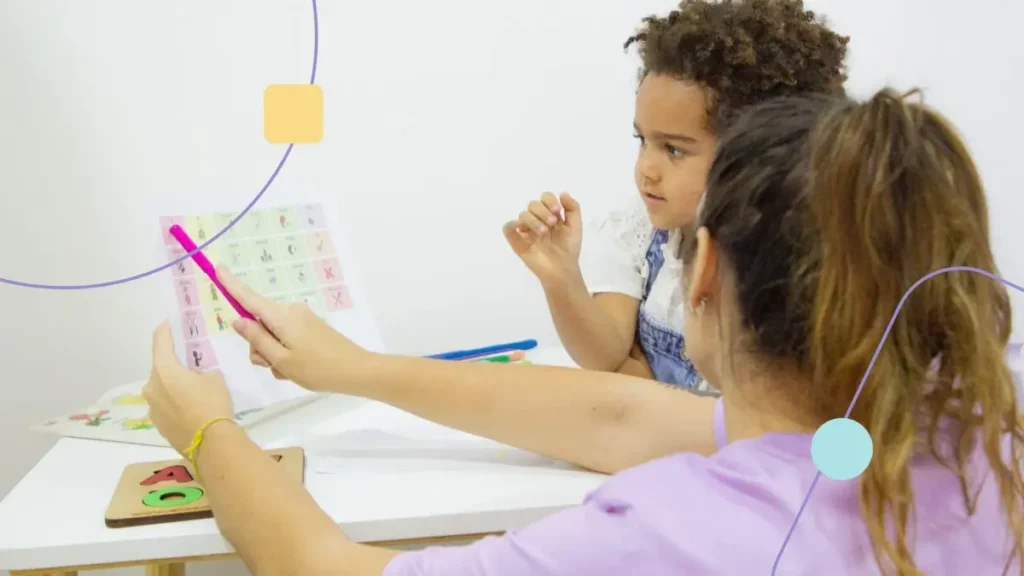 Terapeuta treinando técnicas de linguagem funcional com criança com autismo