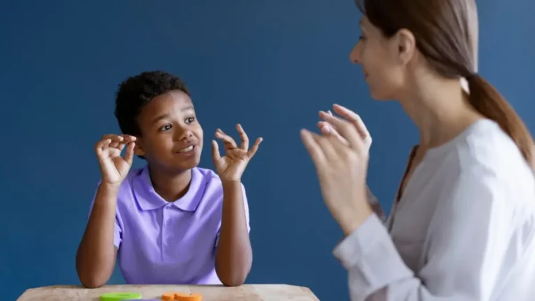 Menino autista não verbal e consulta com fonoaudiologa.