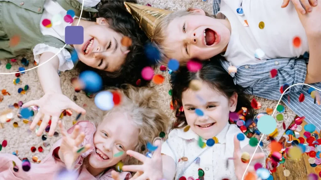 Três crianças brincando no carnaval.