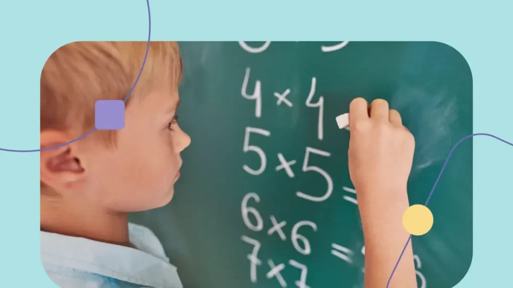Menino com superdotação em matemática resolvendo tabuada em lousa escolar