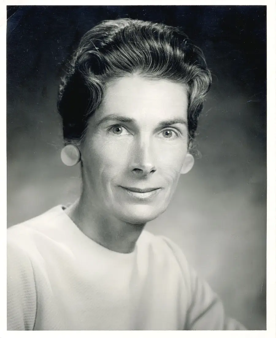 Foto retrato de mulher em preto e branco.
