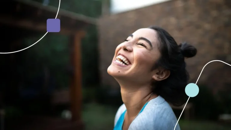 Dia Internacional das Mulheres: moça sorrindo com os olhos fechados.