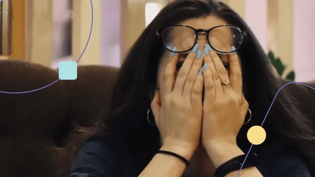 Mulher não sabe como lidar com as emoções. Ela está com as mãos no rosto.