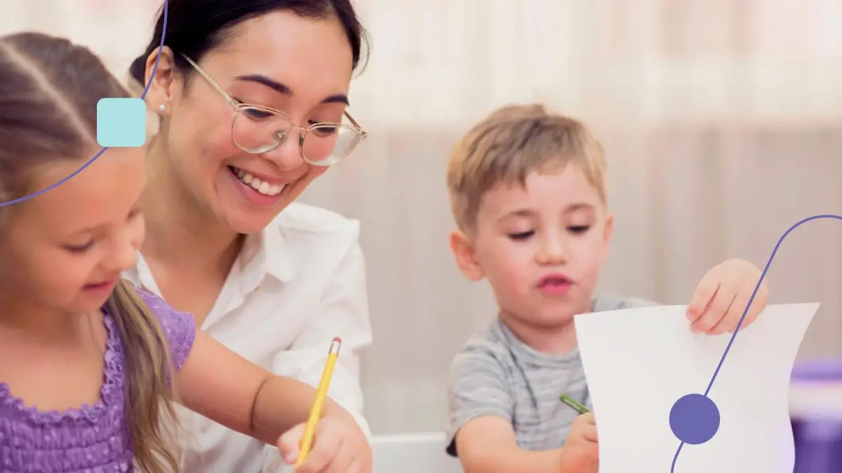 Professora brincando com alunos que entregaram o relatório descritivo para início das aulas letivas.