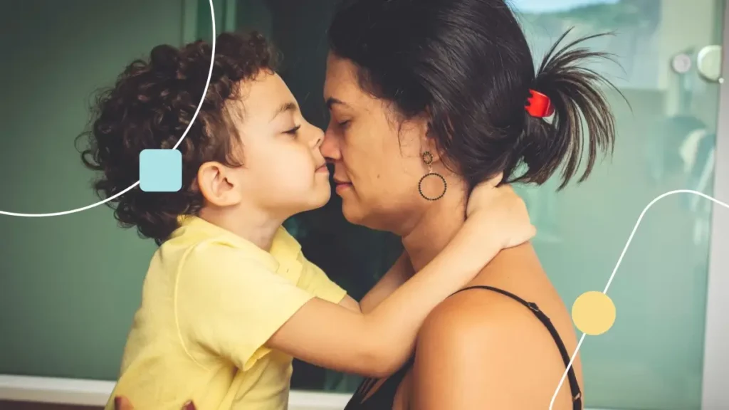 Mãe abraçando filho. Ela pensa: “é minha culpa?”, após receber o diagnóstico de seu filho.