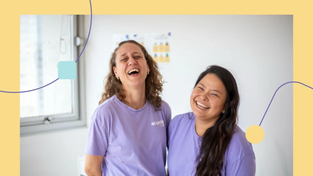 duas mulheres terapeutas da genial care sorrindo
