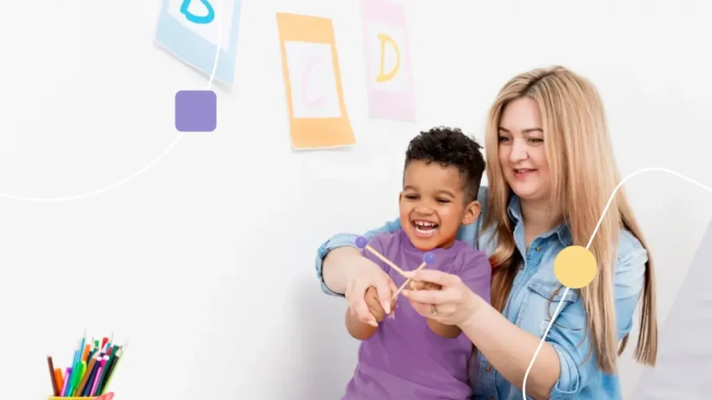 Professora praticando plano de educação individualizado com aluno autista.
