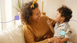 Mãe com filho no colo. Ambos sorriem e curtem o dia das mães juntos.