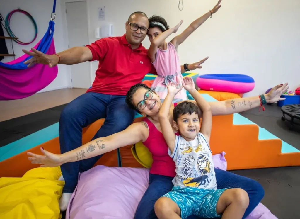 Família reunida em sala sensorial fazendo pose para comemorar o dia das mães