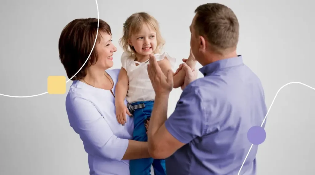 Pai e mãe felizes por saber que a Genial Care atende muitos planos de saúde