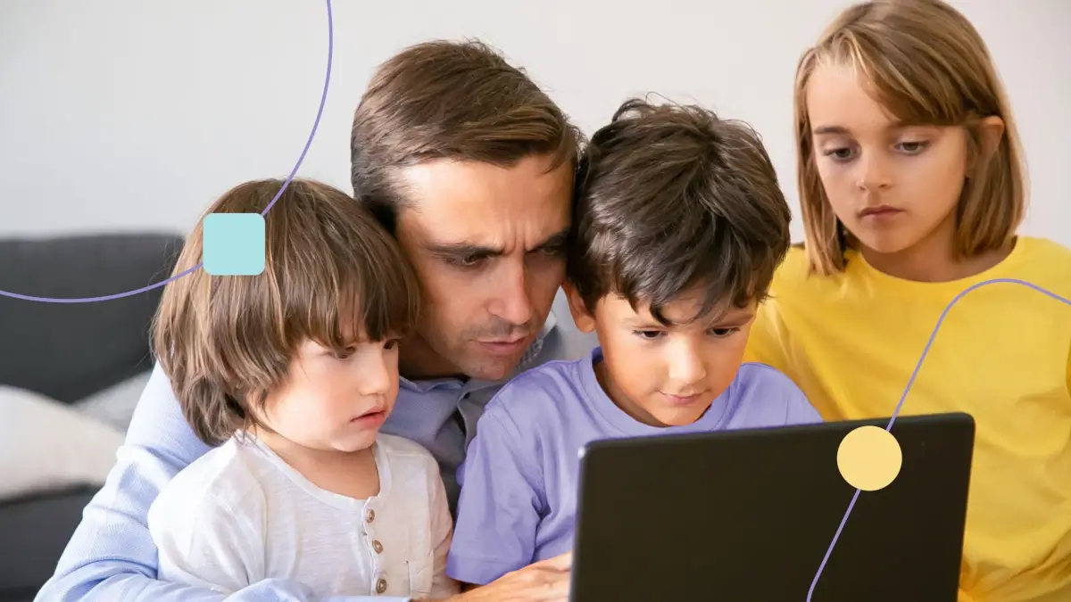 Família lendo sobre teste de autismo online em um laptop.