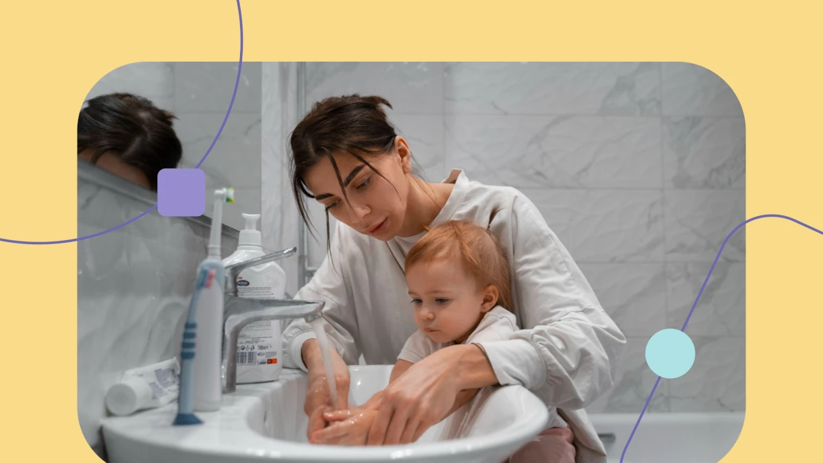 Mãe ajudando filho a lavar a mão. Essa é uma das necessidades fisiológicas.