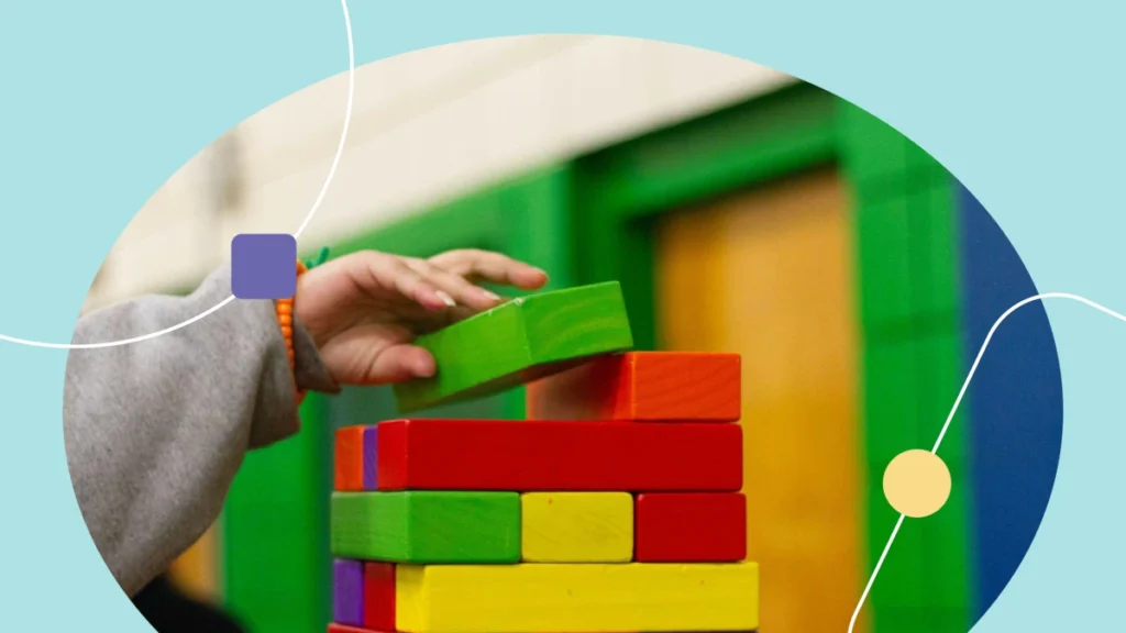 Criança montando blocos em uma intervenção terapêutica com base em Práxis