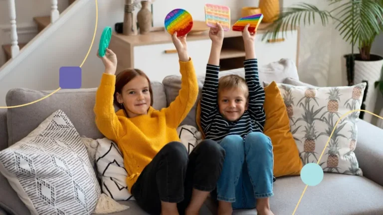 Férias e autismo: crianças felizes no sofá.