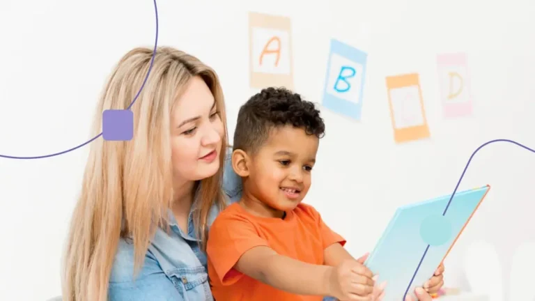 Mãe mostrando histórias sociais para filho.