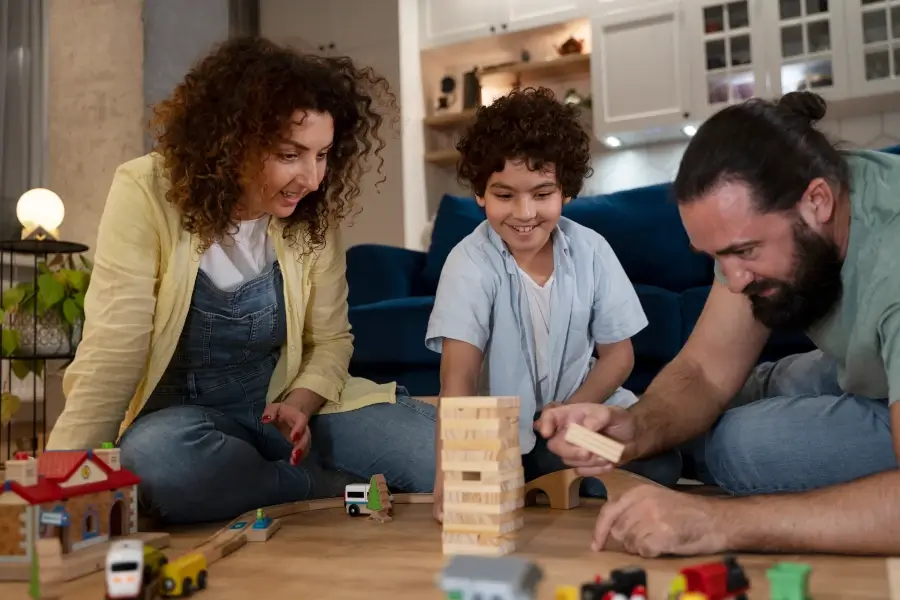 Família brincando com blocos empilhados